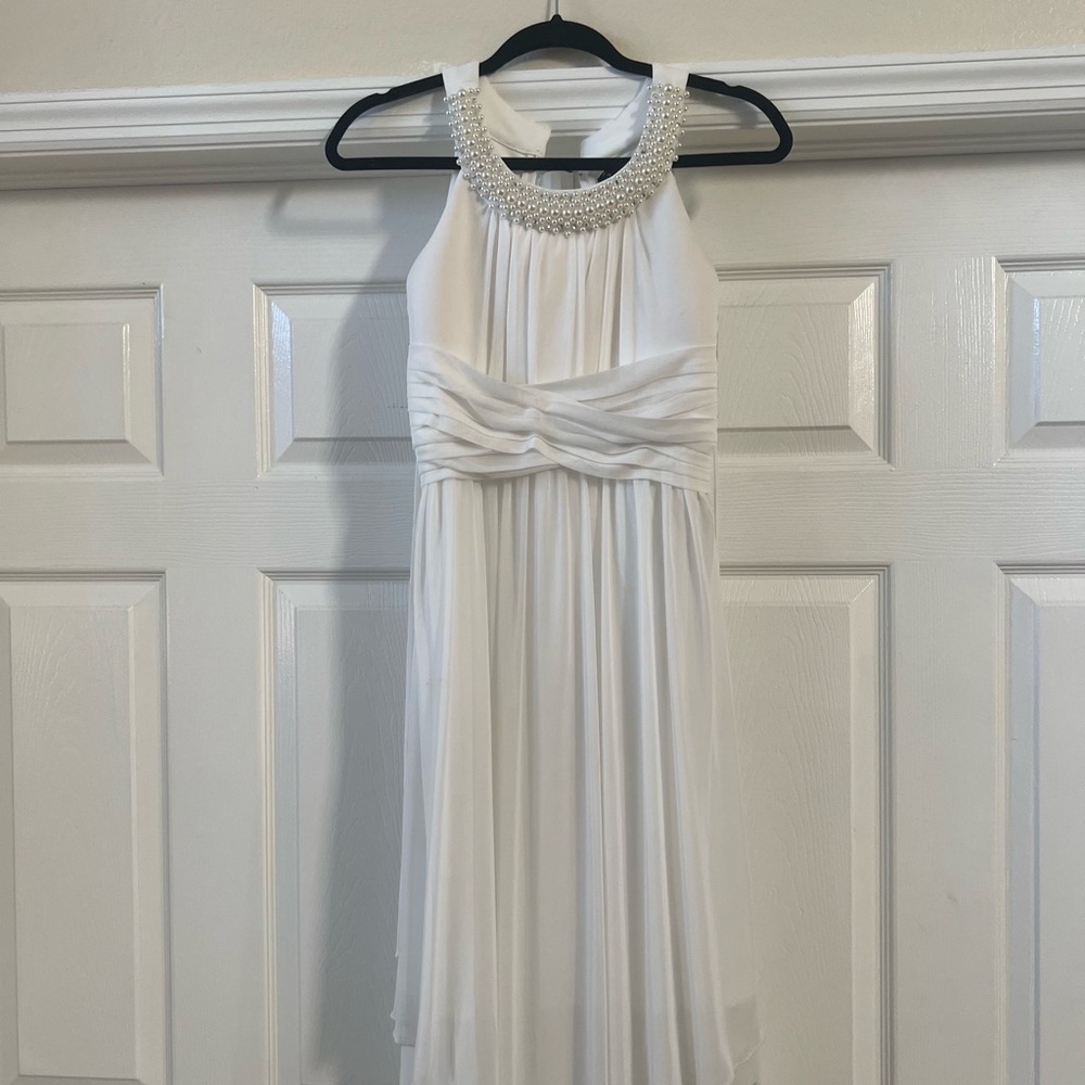 Girls dress size 14 fit my slender 10 year old, it’s stretchy so it is versatile